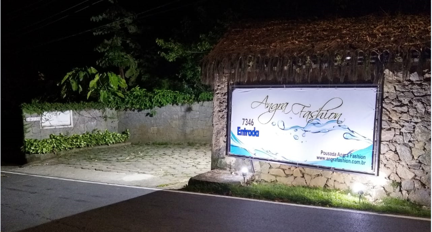 Entrada da Pousada Angra Fashion, Av. Antônio Bertholdo da Silva Jordão, 7346